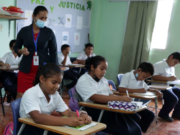 Una docente imparte clases a niños de primaria en Panamá