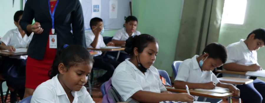 Una docente imparte clases a niños de primaria en Panamá